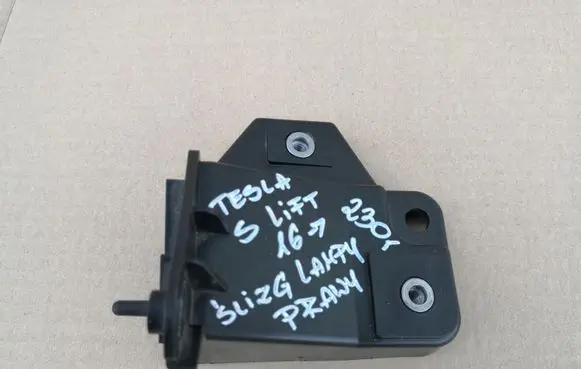 Tesla Model S Headlight/headlamp mounting bracket 106133200B