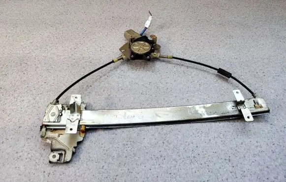 Opel Frontera B Front door window regulator with motor