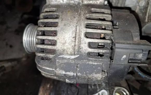 Volkswagen Golf V Generator/alternator 03c903023d