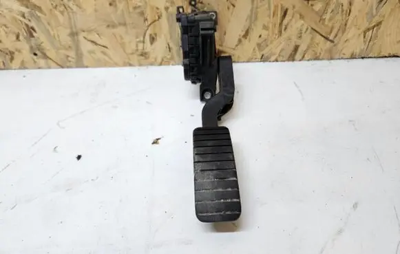 Accelerator throttle pedal
