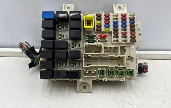 Mitsubishi Colt Fuse box set 8565a174 8637a389