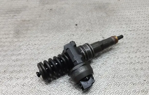 Volkswagen Golf V Fuel injector 0414720215 038130073AG