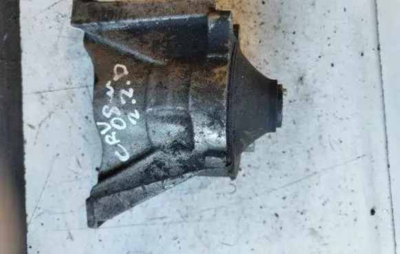 Honda CR-V Engine mount bracket