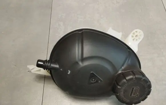 Mercedes-Benz E W213 Coolant expansion tank/reservoir A2055000049
