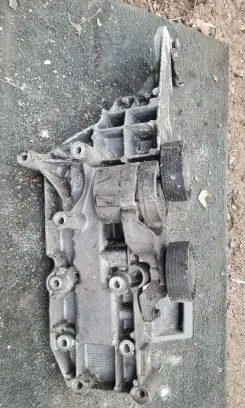 Volvo XC70 Engine mounting bracket 30757168
