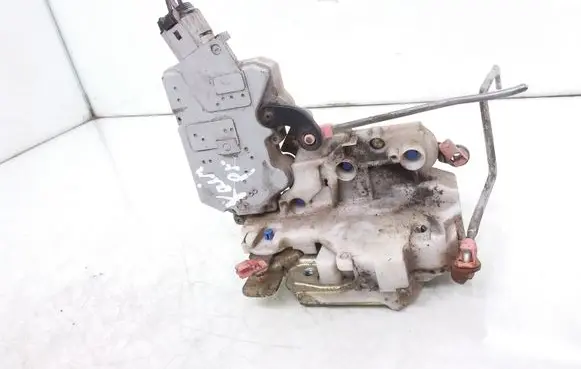 Nissan Primera Front door lock A3050C