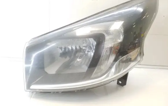 Opel Vivaro Headlight/headlamp 260606315R