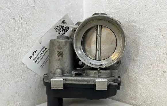 Volkswagen Golf VIII Throttle valve 04E133062T
