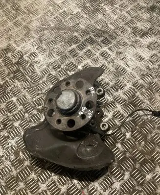 Mercedes-Benz C W204 Front wheel hub A2043320101 2043320101
