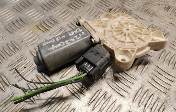Mercedes-Benz C W203 Front door window regulator motor 2118201842