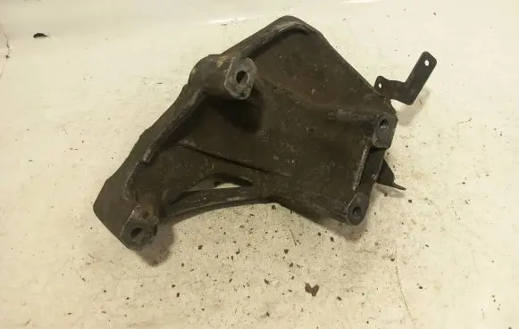 Volkswagen Touareg I Engine mounting bracket 070199307A
