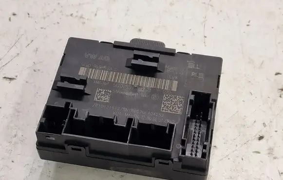 Volkswagen PASSAT B8 Door control unit/module 5Q0959593B 5Q0959593D