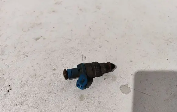 Audi A4 S4 B5 8D Fuel injector 06B133551