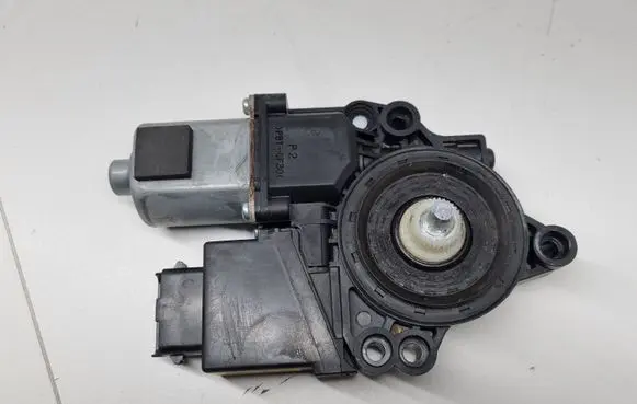 Hyundai i30 Front door window regulator motor 82460A6010 001100535681 5E16