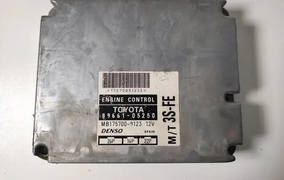 Toyota Avensis T220 Engine control unit/module 89661-05250