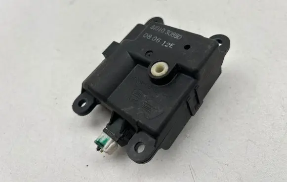 Nissan Qashqai Air flap motor/actuator 3J01030850 080612E