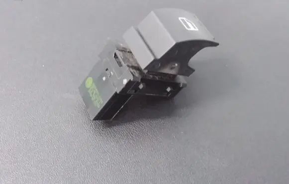 Volkswagen Jetta VI Electric window control switch 7L6959855B