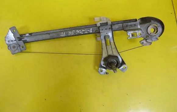 Rear door manual window regulator