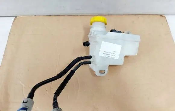 Fiat 500X Brake fluid reservoir 