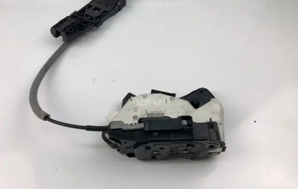 Volkswagen Golf VII Coupe door lock (next to the handle) 5K4839015R