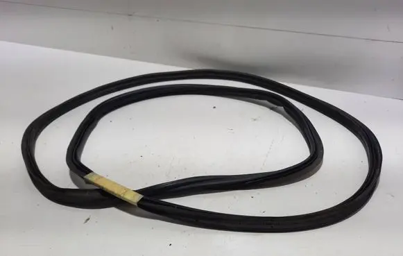 Volkswagen Touareg II Trunk rubber seal (body) 