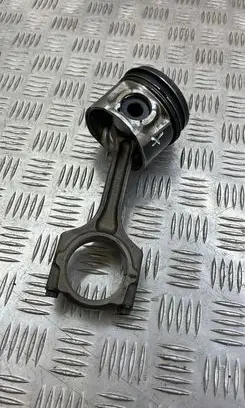Honda CR-V Piston with connecting rod