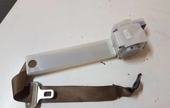 Middle seatbelt (rear)