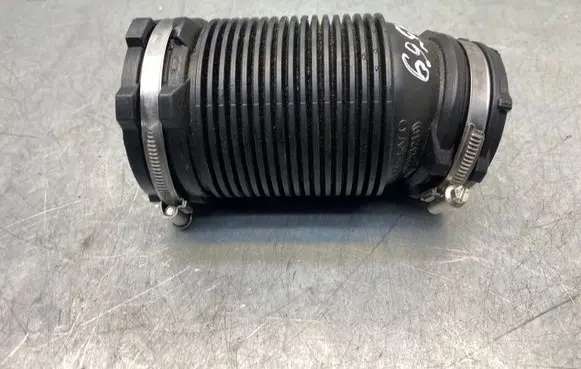 Volvo XC90 Turbo air intake inlet pipe/hose 32283210