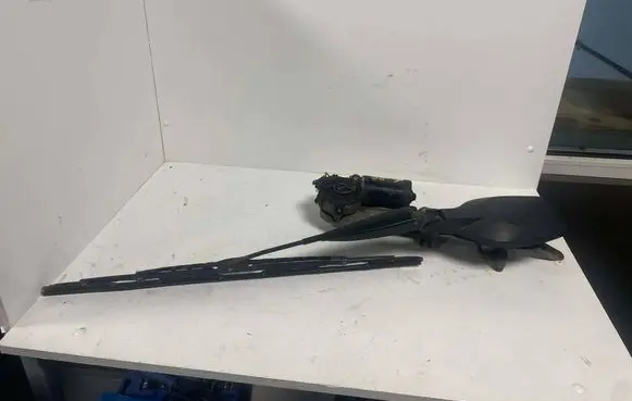 Mercedes-Benz E W210 Front wiper linkage and motor 2108201542 3397020325