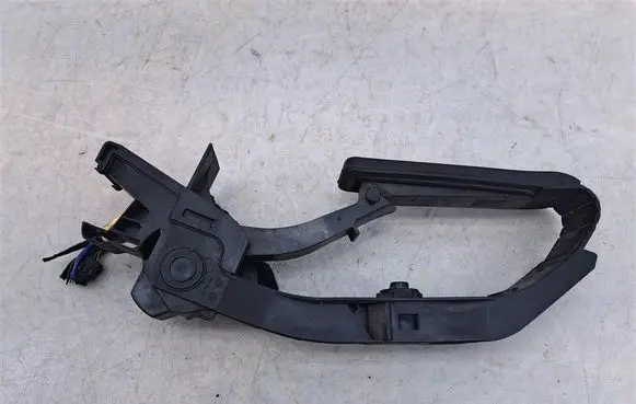 Mercedes-Benz E W211 Accelerator throttle pedal A2113010001