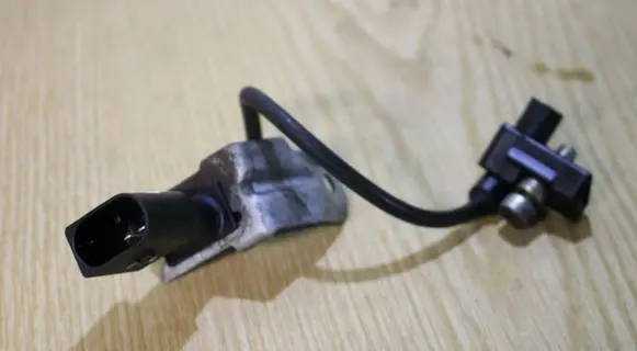 BMW 5 E60 E61 Crankshaft position sensor 0261002477
