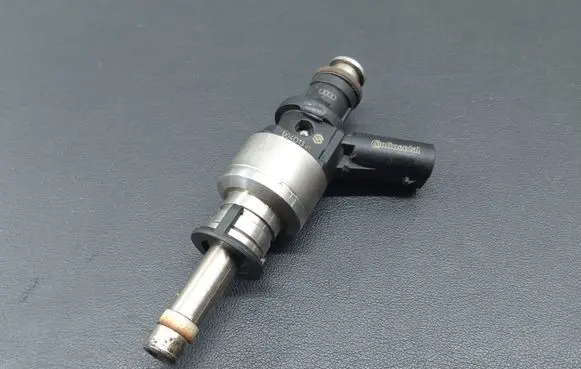 Audi A8 S8 D4 4H Fuel injector 1079036N 104790532