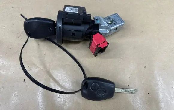 Renault Clio III Ignition lock 21673884