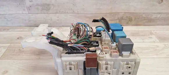 Toyota Yaris Fuse module 8273052700