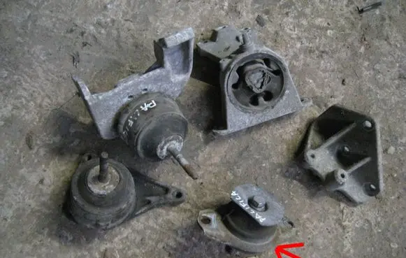 Chrysler Pacifica Engine mount bracket