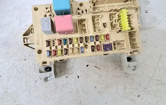 Toyota Corolla Verso AR10 Fuse module 892210F010