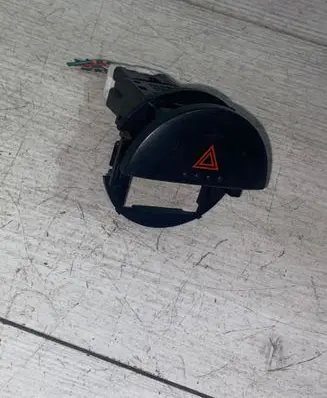 Nissan X-Trail T30 Hazard light switch 06016 S911N