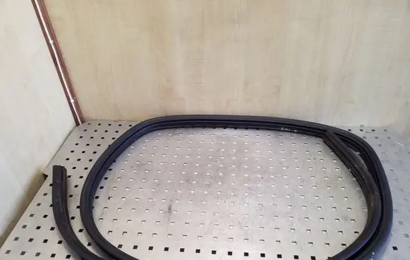 Nissan Qashqai+2 Rear door rubber seal (on body) 