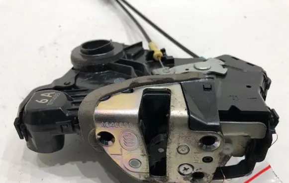Lexus CT 200H Front door lock 