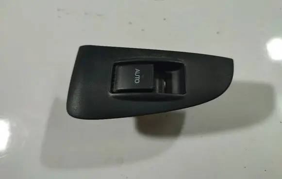 Toyota Avensis T250 Electric window control switch 
