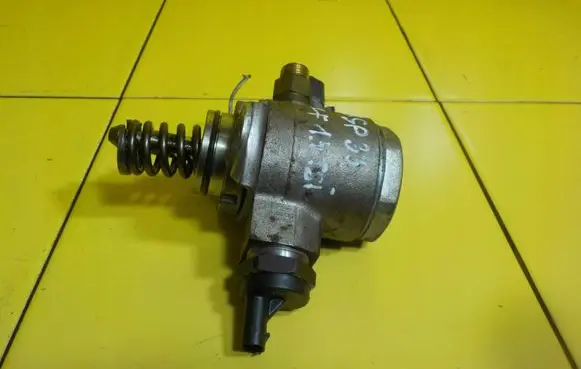 Volkswagen Golf VI Fuel injection high pressure pump CAX