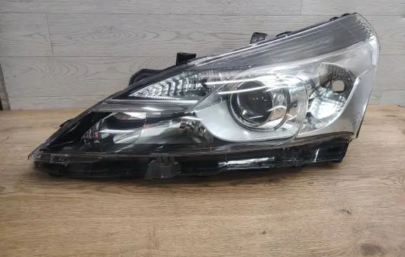 Toyota Verso Headlight/headlamp 811700F161
