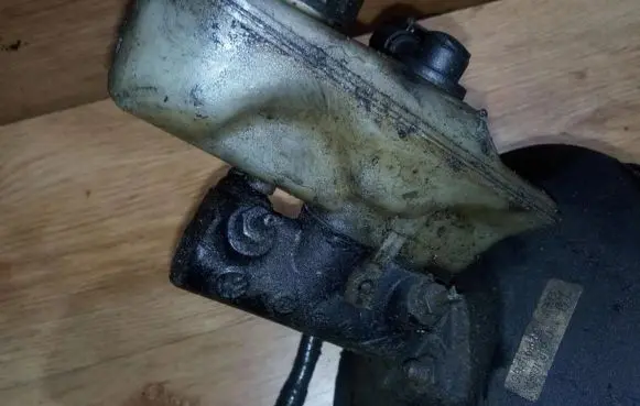 Volkswagen Polo III 6N 6N2 6NF Master brake cylinder 21025599