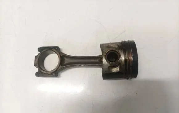 Volkswagen Golf IV Piston with connecting rod