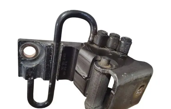 Volkswagen Touareg I Front door lower hinge 7L0831412