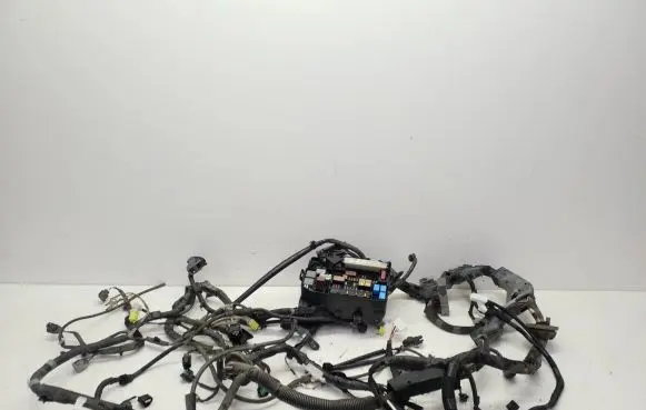Toyota Prius+ (ZVW40) Fuse module 8264147090