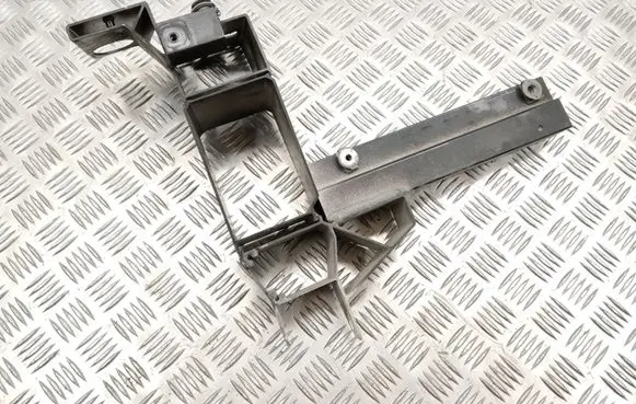 Headlight/headlamp mounting bracket