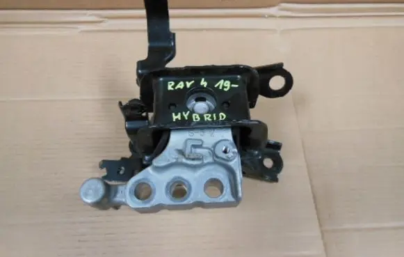 Toyota RAV 4 (XA50) Engine mount bracket