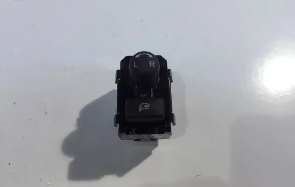 Nissan Leaf II (ZE1) Wing mirror switch
