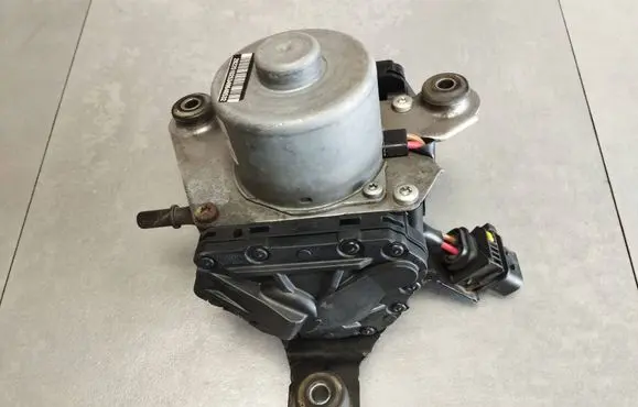 Mercedes-Benz B W246 W242 Vacuum pump A2424300632 03711206044